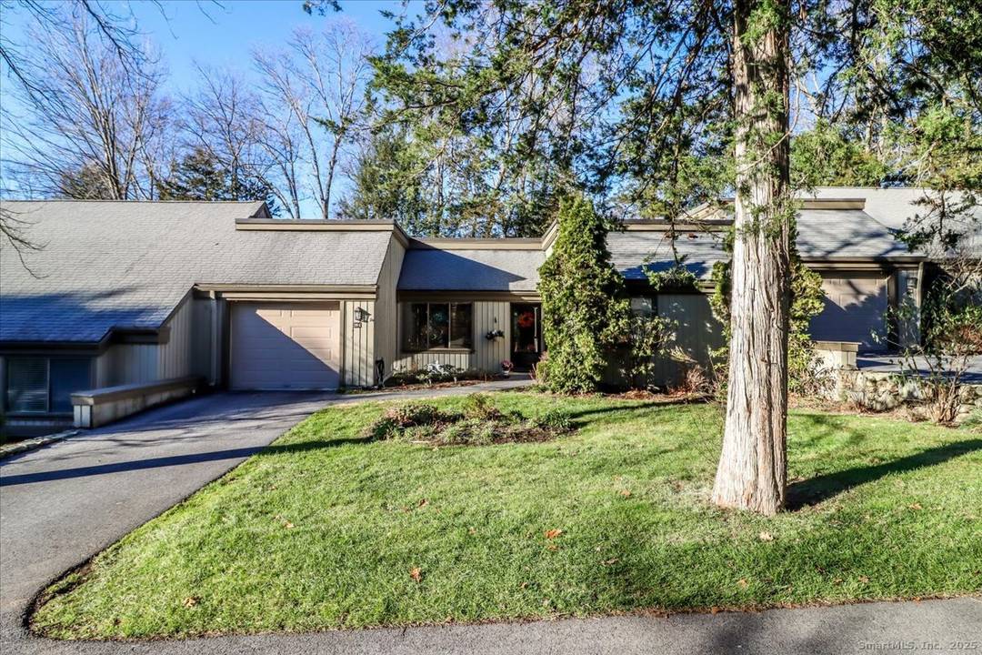 Bright and move in ready 2 bed, 2 bath condominium in highly desirable Heritage Crest, Southbury, CT.