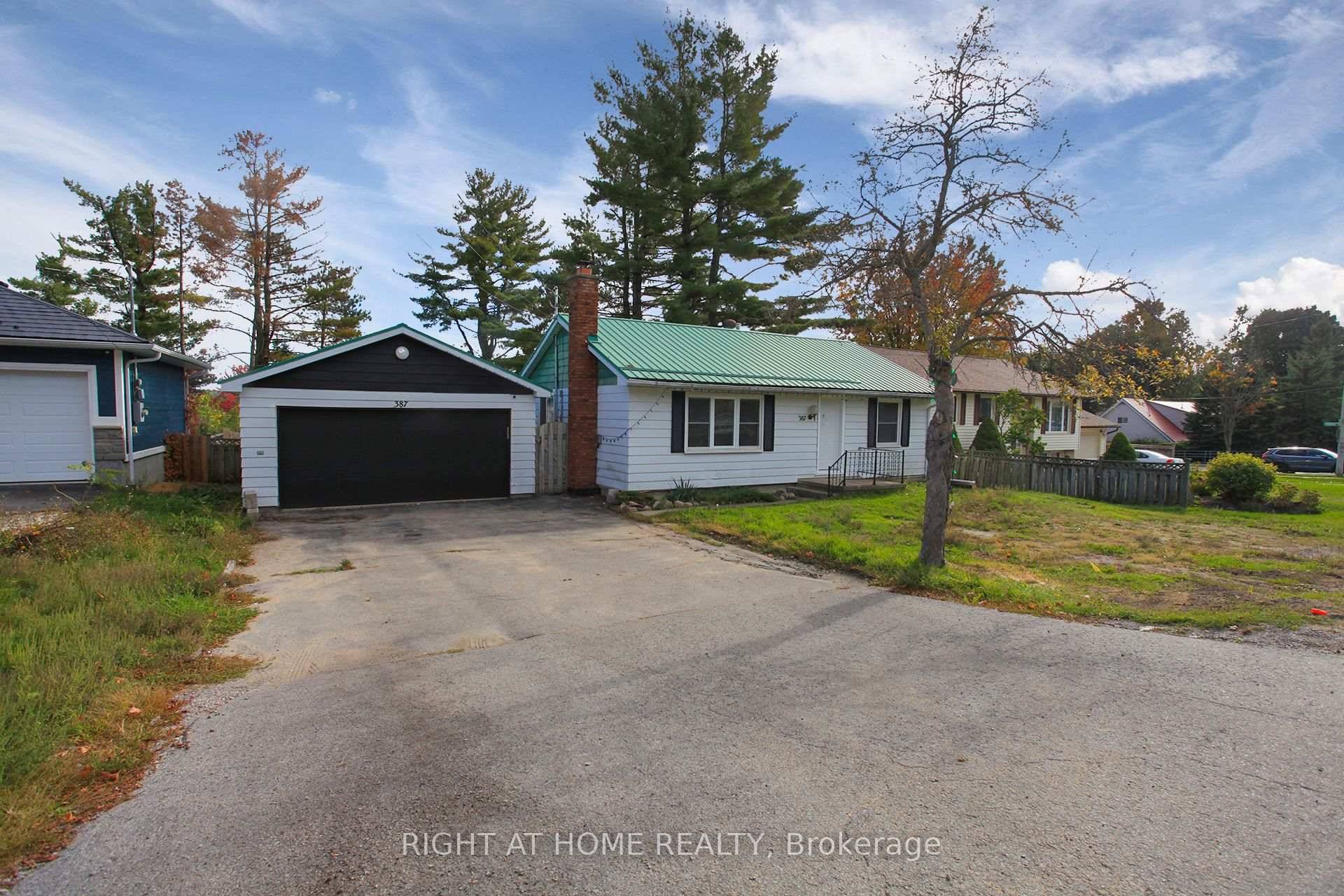 Opportunity is knocking, in a very good location renovated bungalow house for sale, potential for severance with city of barrie, don't miss this opportunity.