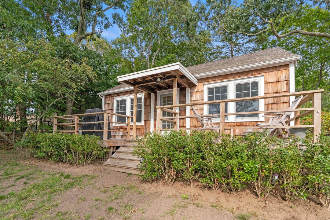 Southampton 2 Bed Waterfront Cottage on Big Fresh Pond!