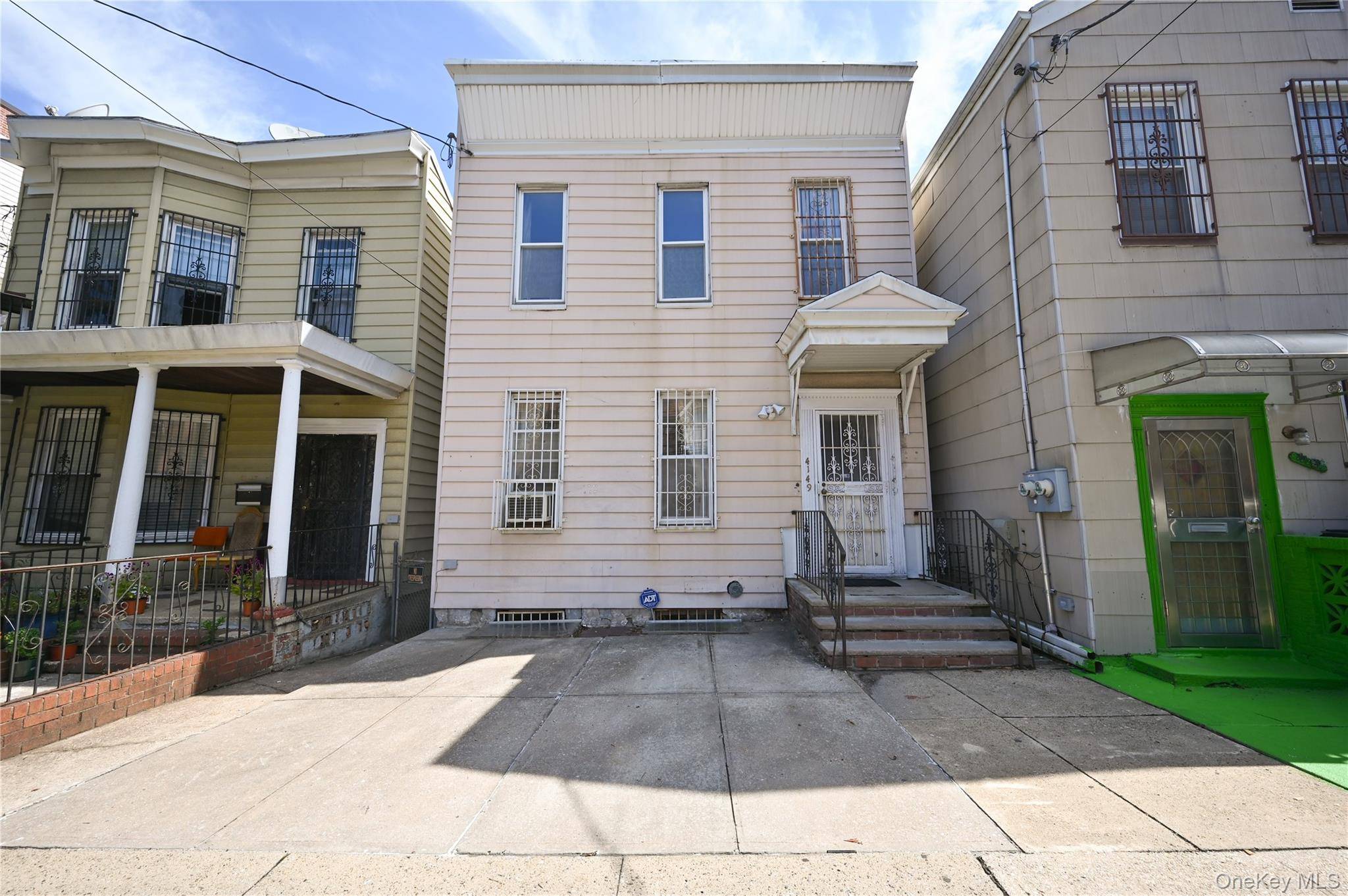 Prime Woodside location !