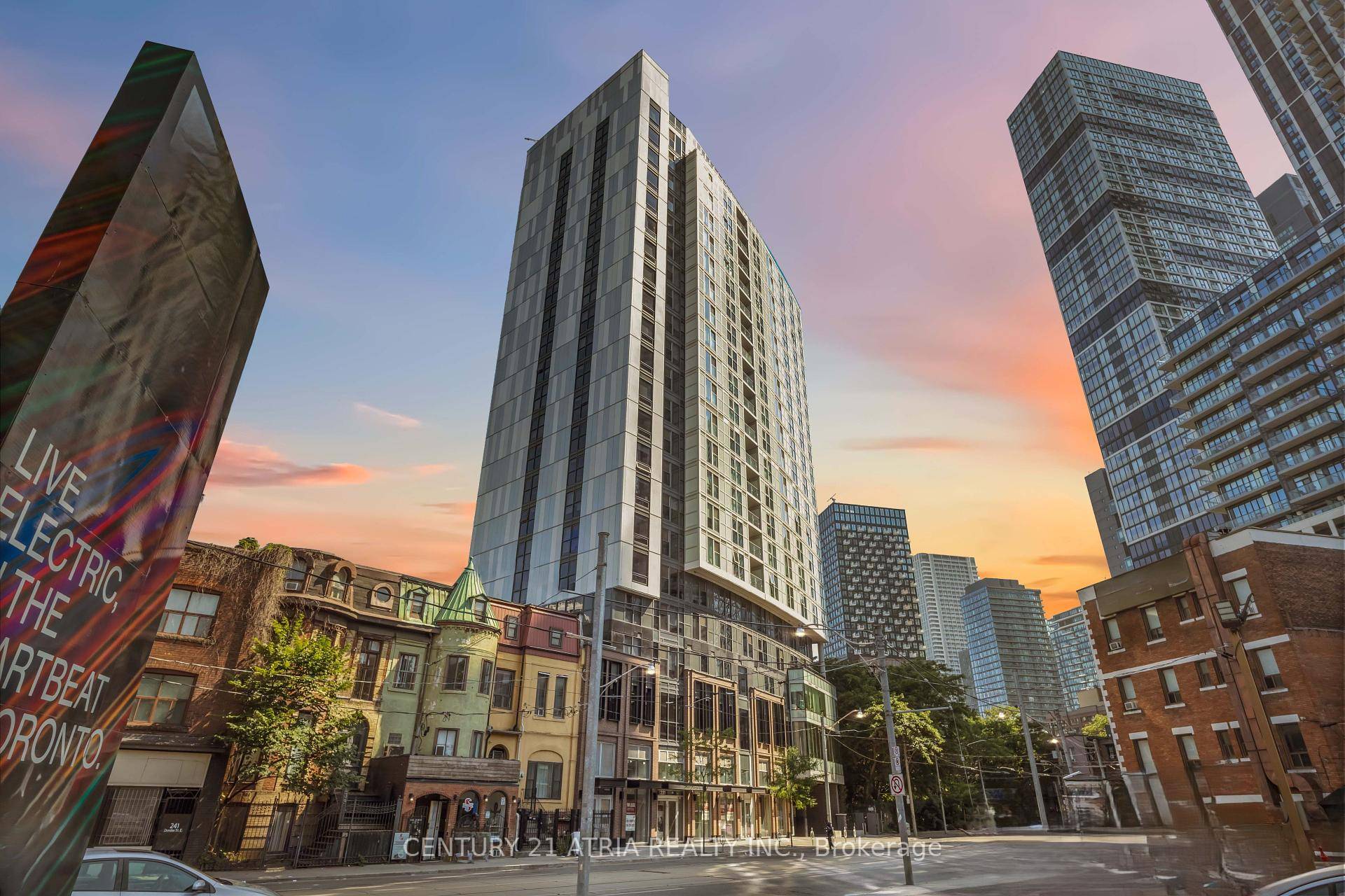 Enchanting studio suite with an unobstructed view of the city !