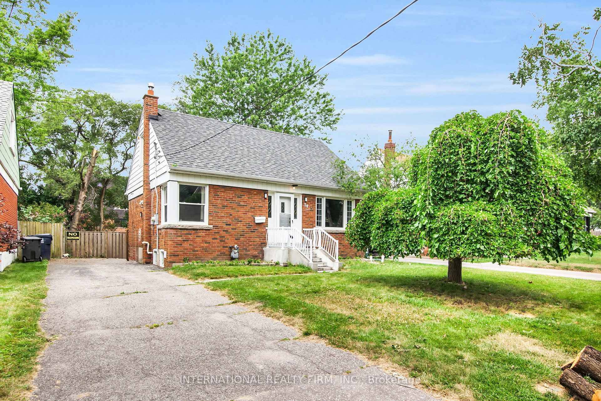 Experience the epitome of comfort living in this bright, spacious, and tastefully renovated home located in the highly sought after Wexford Maryvale neighborhood.