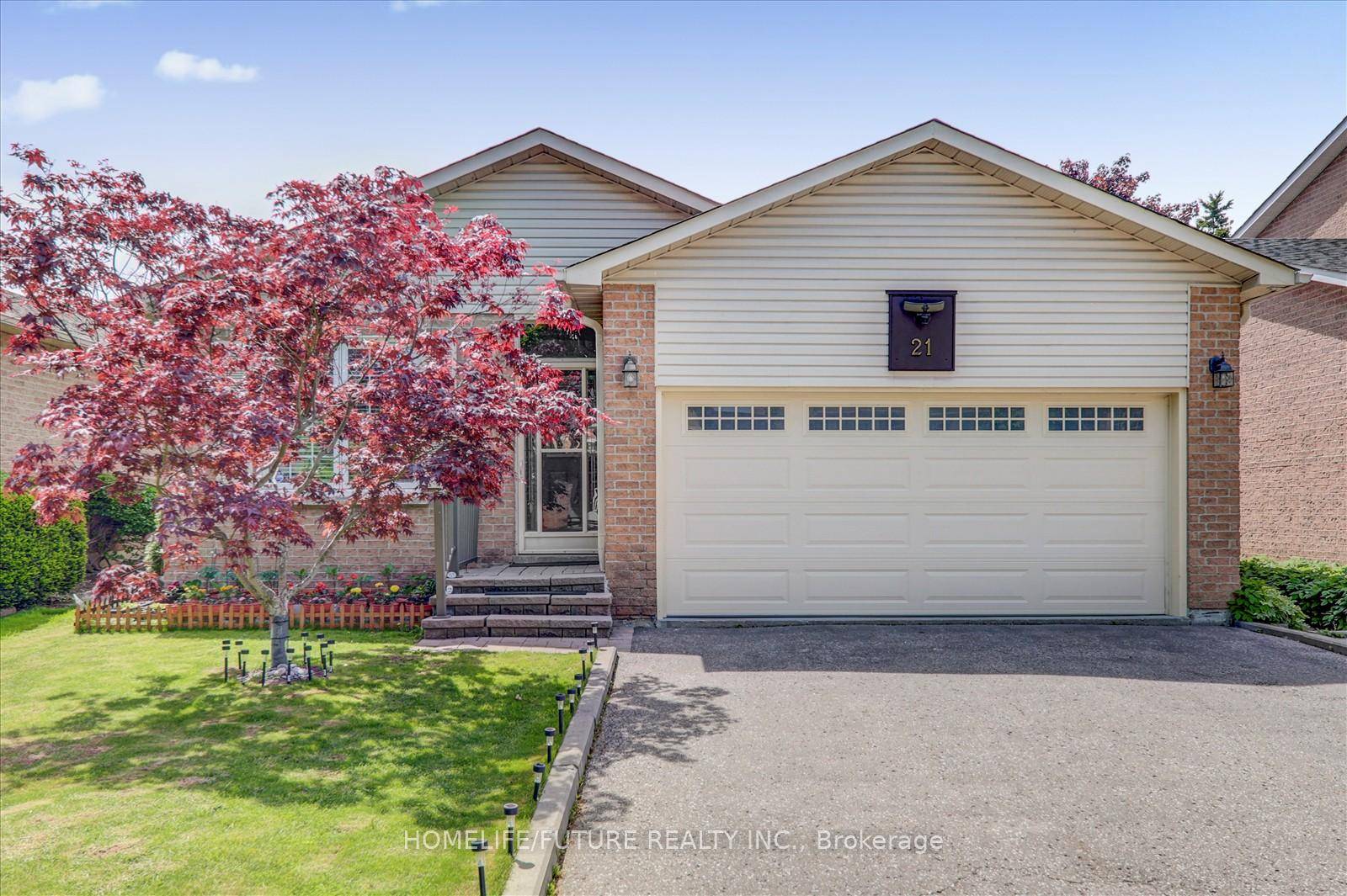 Absolutely Stunning 3 2 Bdrm Detached Bungalow In High Demanding Area Of Whitby, Spacious Open Concept Living Room amp ; Dining Room W Lots Of Natural Sunlight !