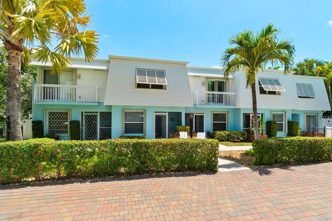 Live the coastal lifestyle in this beautifully decorated townhouse, perfectly situated in the heart of lively Deerfield Beach.