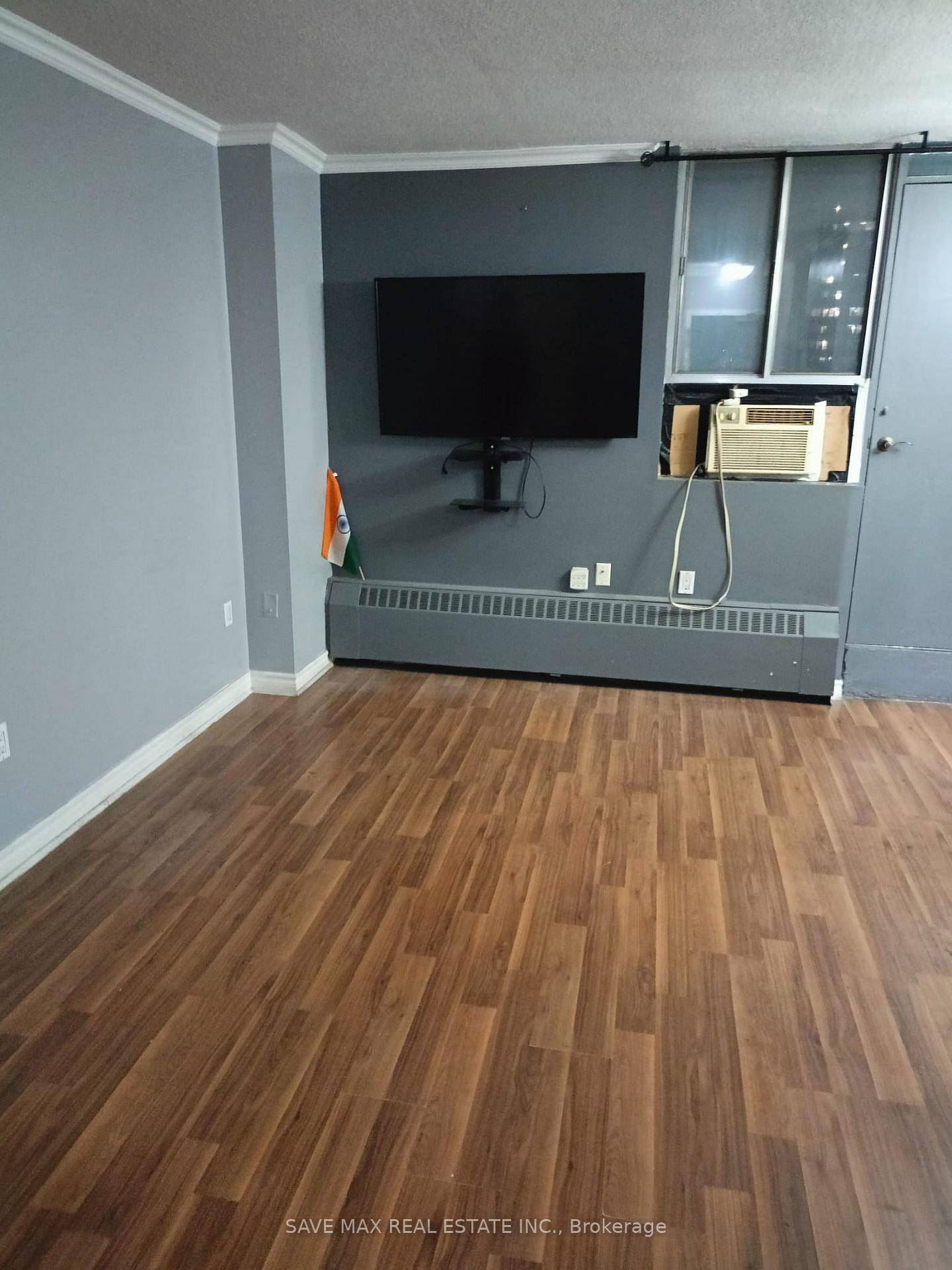 Spacious and well maintained 2 bedroom unit featuring generously sized principal rooms.