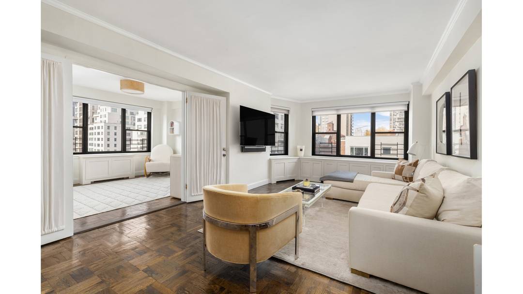 Residence 17B sits on a semi private floor with just three residences and enjoys excellent natural light throughout the day.