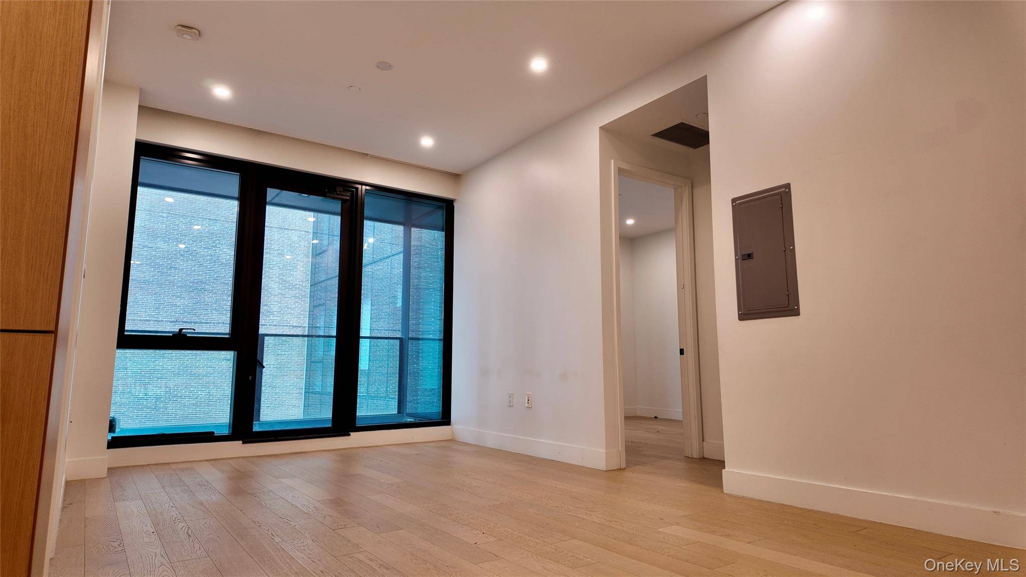 5 Court Square is a luxurious boutique condominium nestled in the vibrant and growing neighborhood of Long Island City in the Court Square hub.
