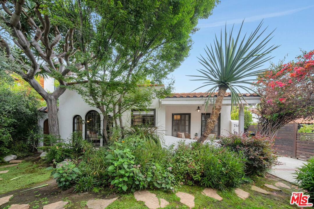 740  N Laurel Ave 3BR Hollywood Hills East La