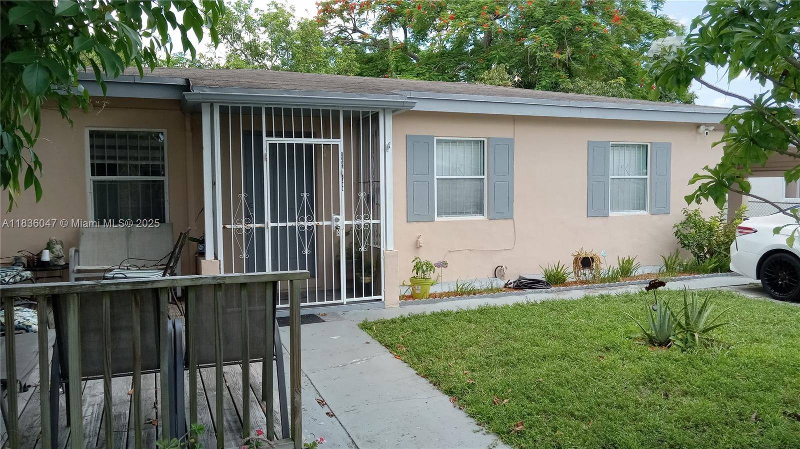 This beautiful 3 bd offers 1bth with a spa like shower and an elegant pedestal sink.