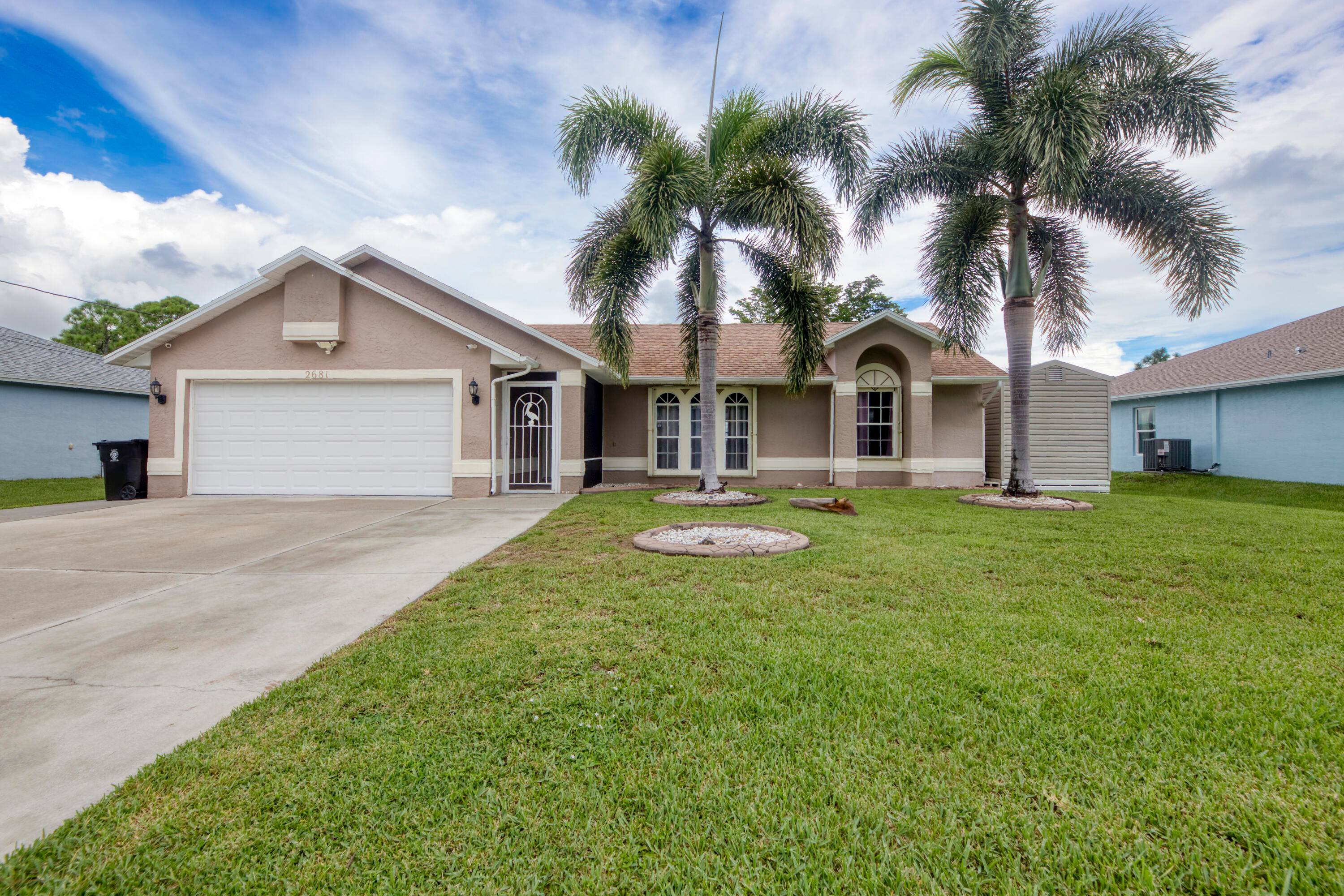 Welcome to your private lakefront oasis !
