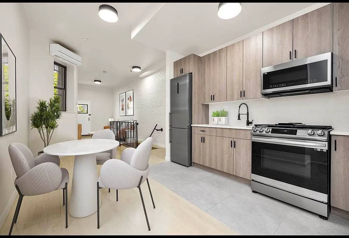 Elegant Chelsea Duplex with Private BackyardLocated on a picturesque tree lined block in the heart of Chelsea, this beautifully renovated duplex offers the perfect blend of classic charm and modern ...