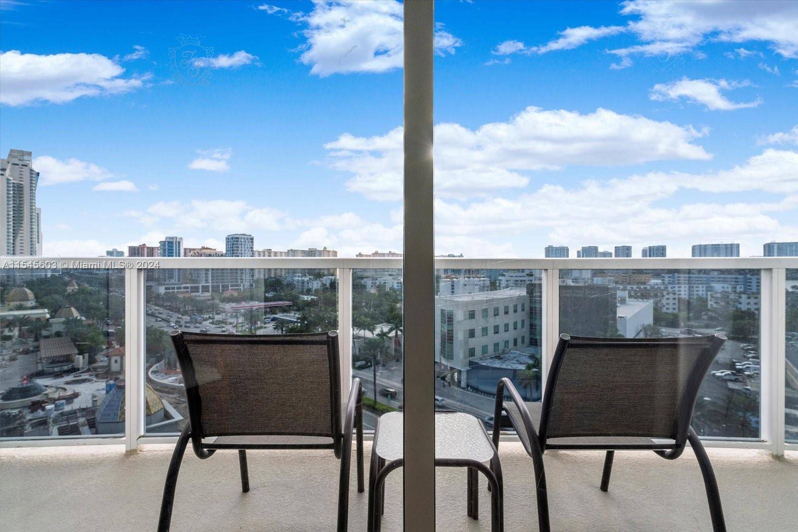 Studio in Condo hotel, beautiful Collins and City view, 1 King, Washer and Dryer, dining table, kitchenette, fully furnished by hotel standards.