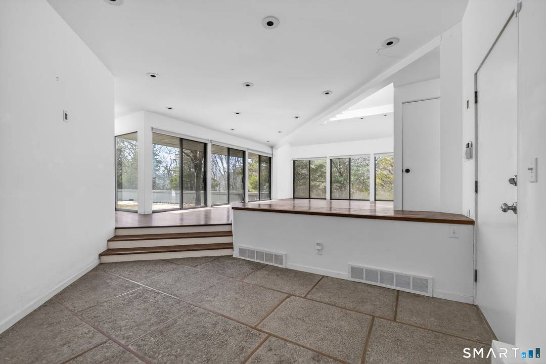 Modernist Elegance Discover a master class in Mid Century Modern design by Charles Moore, one of the founders of Centerbrook Architects and Dean of the school of architecture at Yale.