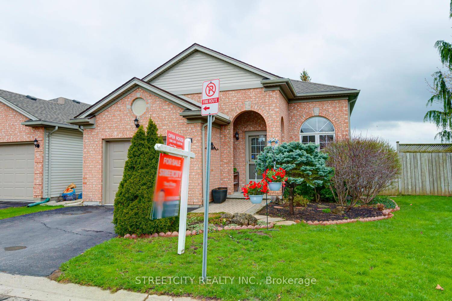 Premium detached 4 level side split condo in sought after Masonville.