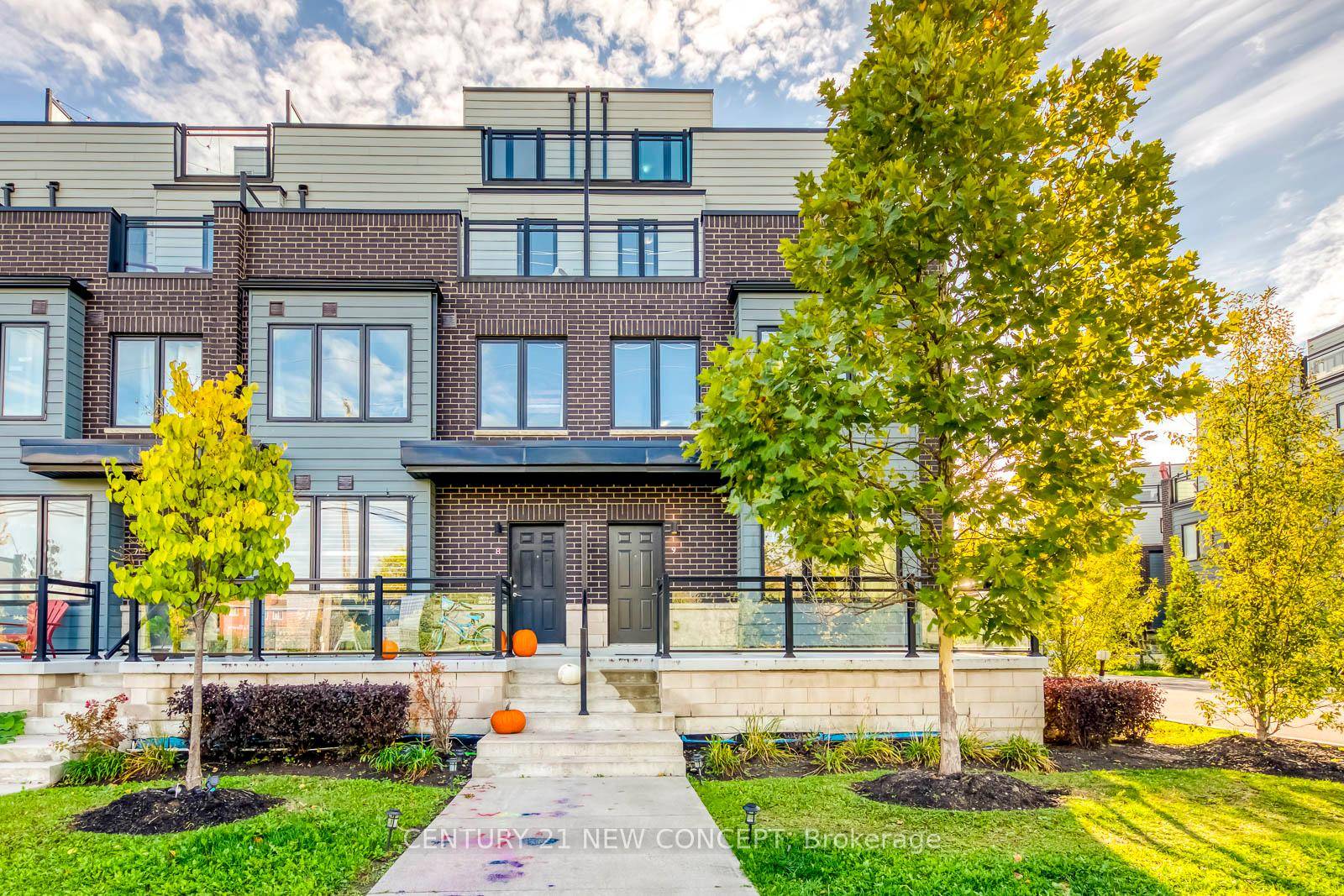 Absolutely Stunning Corner Townhome In Prestigious Clarkson Community Of South Mississauga, The Largest Dundas Model 1, 942 Sq.
