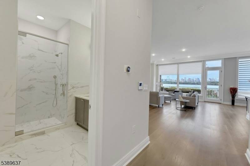 CHARMING AND MODERN GLASS HOUSE TOWNHOME WITH AMAZING NYC VIEWS.