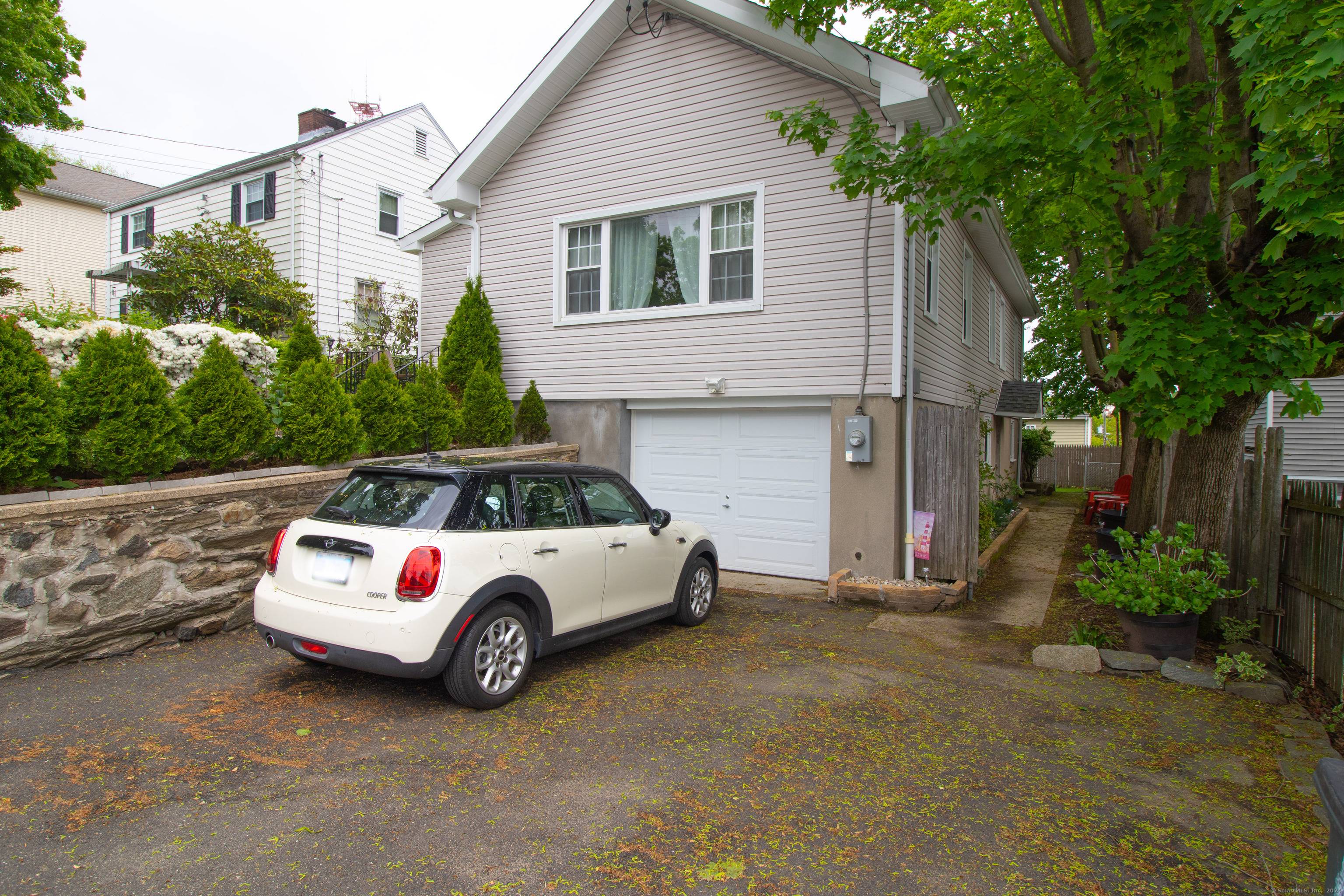 Great cape cod for rent with lots of space.