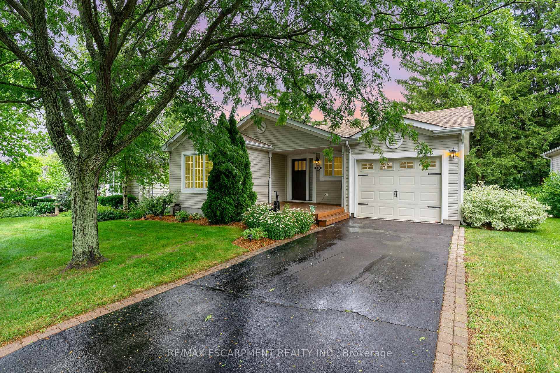 Welcome to Antrim Glen ! This is your opportunity to live in this highly sought after adult lifestyle community in a beautiful Flamborough location.