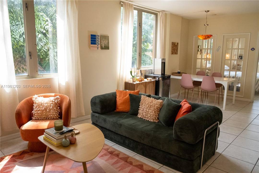 Located beneath the lush canopy of historic Coconut Grove one of Miami s most beloved neighborhoods this bright residence in a boutique building offers comfort and exceptional convenience near the ...