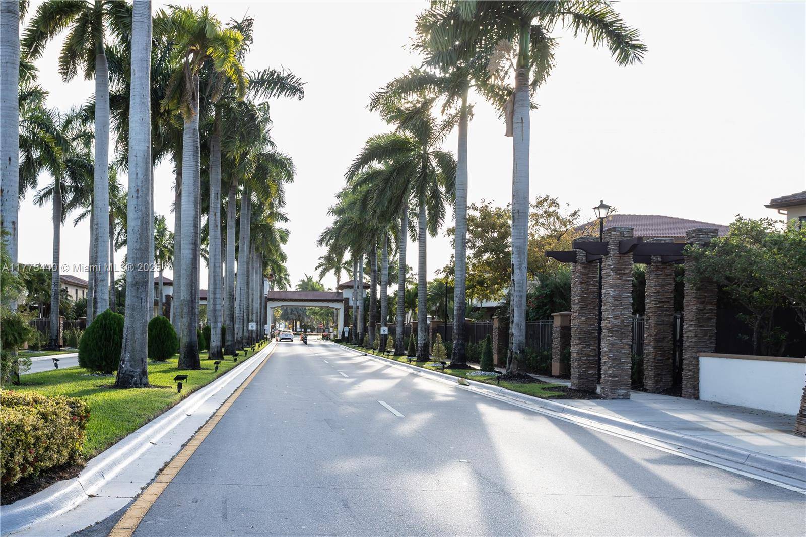 Single Family Home for Sale in Doral 3 Bedrooms Den, 2.