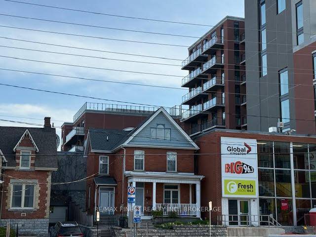 DOWNTOWN LUXURY LIVING CAN BE YOURS, WITHIN WALKING DISTANCE OF ALL AMENITIES.