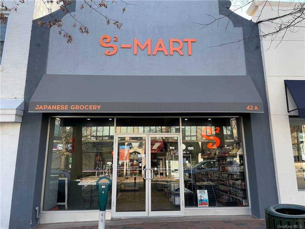 Prime location in Great Neck Business Area.