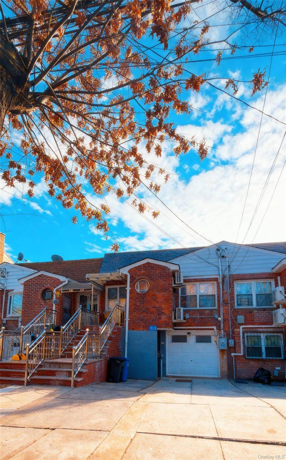 Well maintained single family home in a highly desirable Flushing location, offering approx.