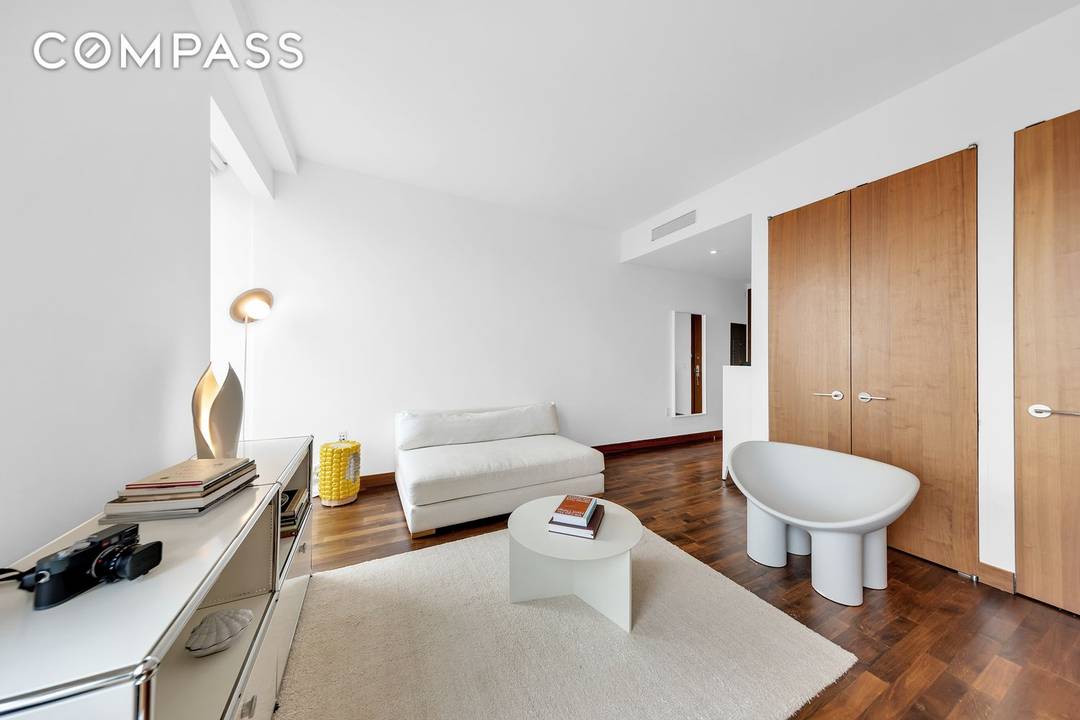 This exceptional high floor residence offers an unparalleled combination of luxury, comfort, and convenience, rising 42 stories above Fifth Avenue with sweeping city and river views.