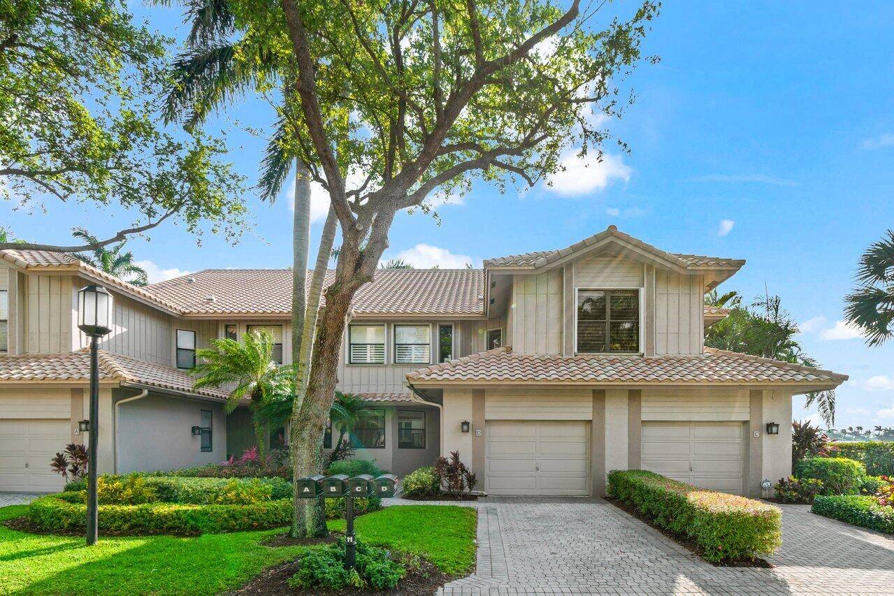 Bright and inviting ground floor condo with stunning golf course views !
