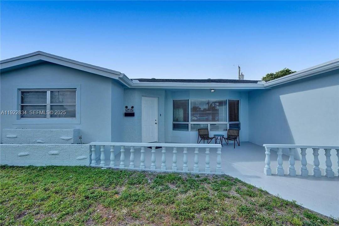 Beautifully Remodeled 3 Bedroom, 2 Bathroom Home in a Quiet, Family Friendly Neighborhood Discover this charming fully remodeled 3 bedroom, 2 bathroom home, perfectly located in a peaceful and family ...