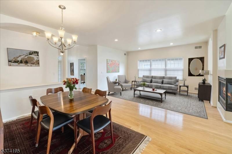 CHEERFUL BRIGHT, WITH 3 BEDROOMS ON ONE FLOOR !