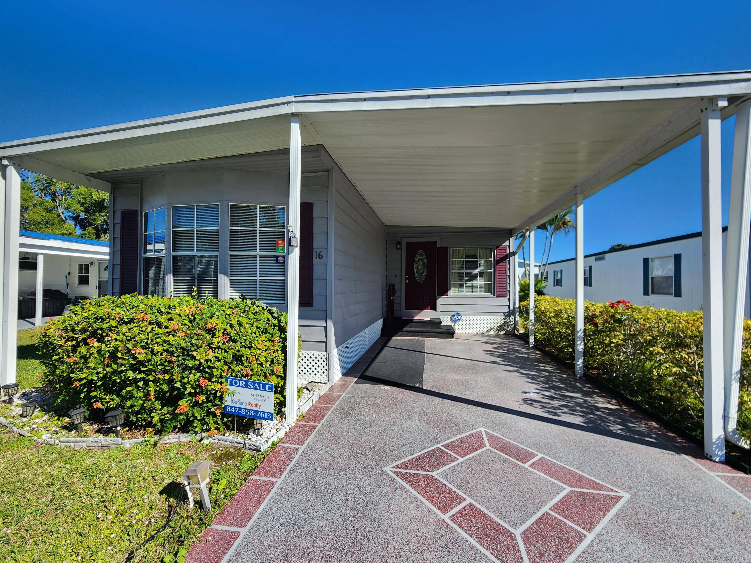Discover your perfect Florida retreat in this beautifully maintained 2 bedroom, 2 bathroom manufactured home !