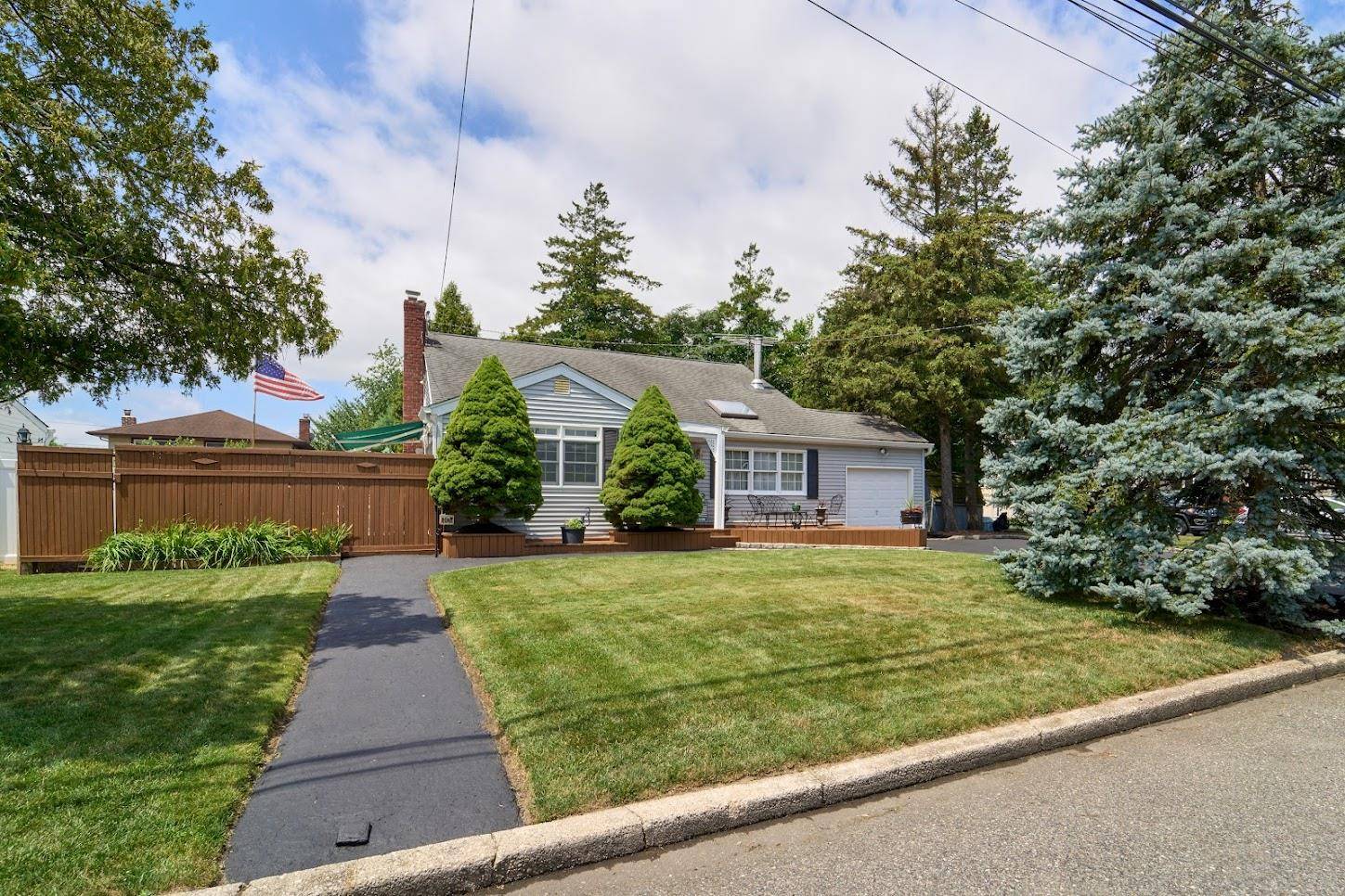 Nestled on the west side of town, this Beautiful 3 bedroom front to back split features a huge eat in kitchen, an oversized Living room, huge lower level family room, ...