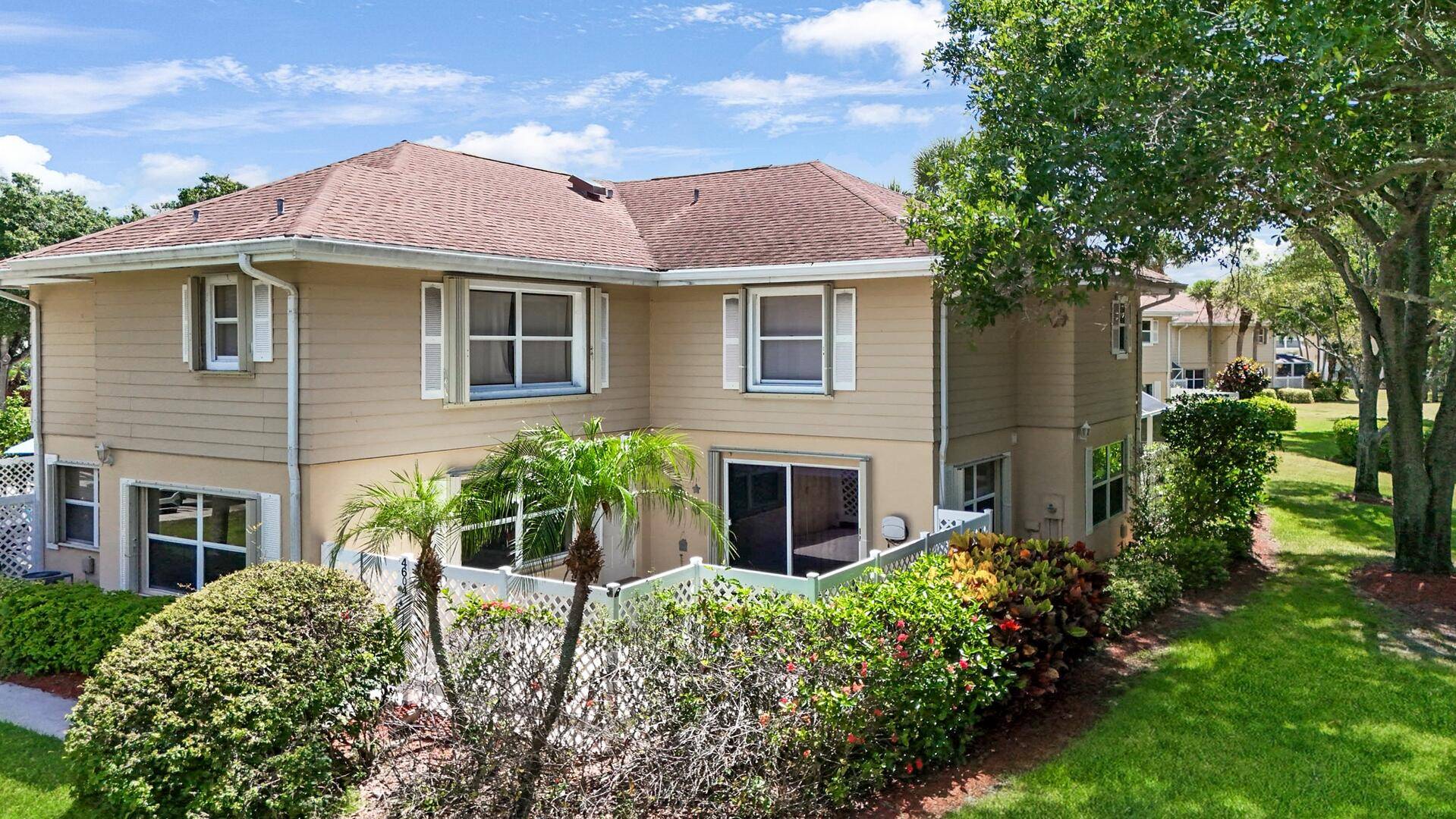 Centrally located near restaurants, shopping, beaches I 95 you will appreciate this spacious, nice and bright 2 bedroom, 2.