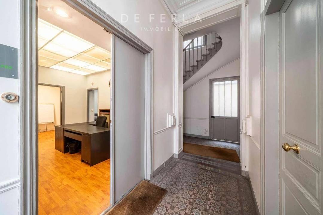 À vendre – Bureau 95 m² RDC sur cour – Métro École Militaire