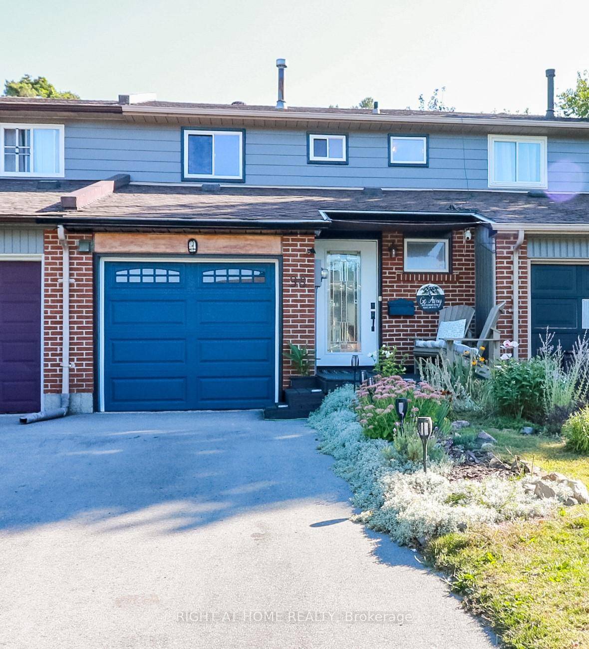 Charming Freehold Townhome in Vibrant Barrie Community !
