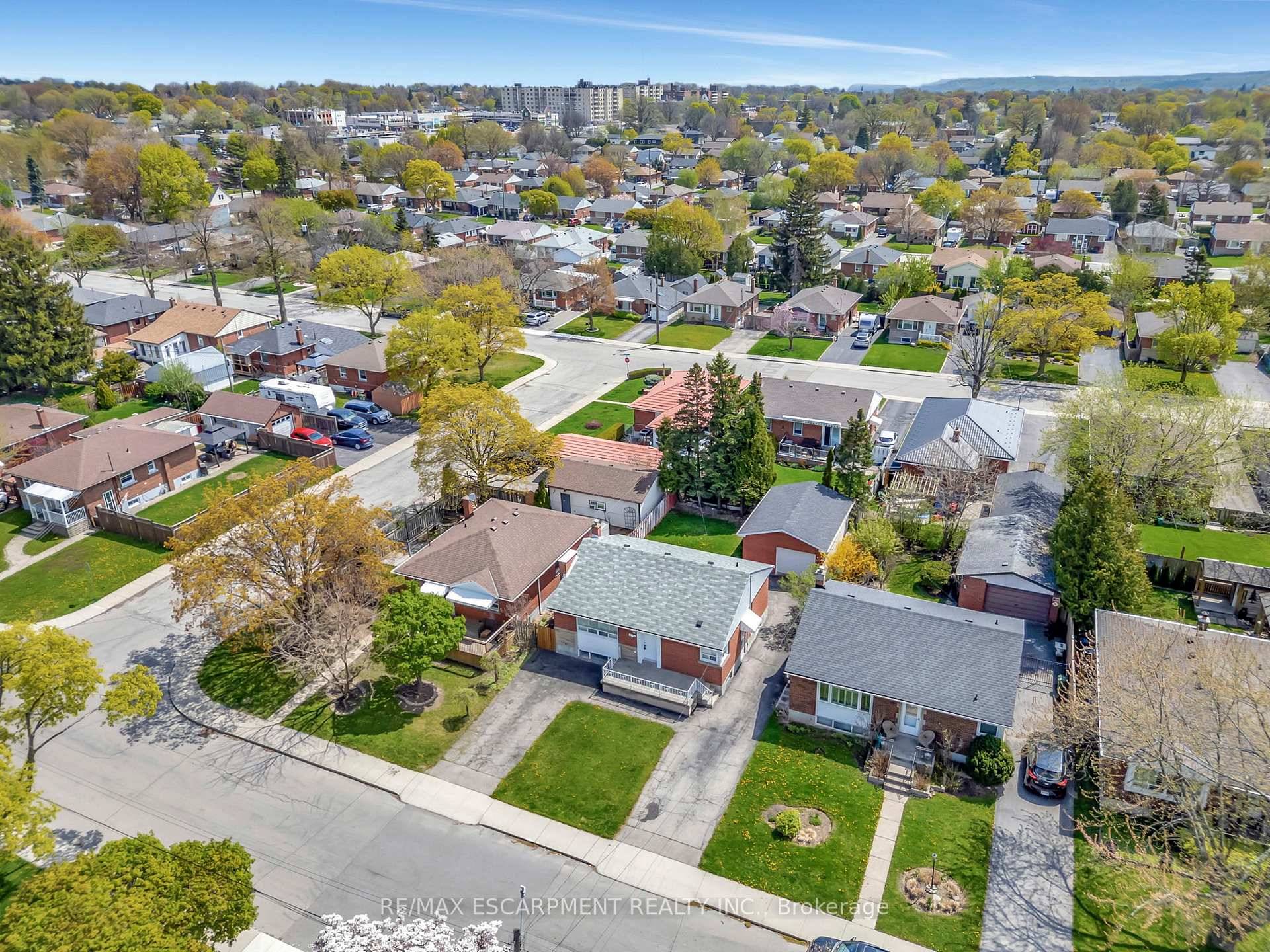 Welcome to 175 East 45th Street, a beautifully maintained brick, carpet free bungalow, with two driveways is nestled in the desirable Hampton Heights neighbourhood.