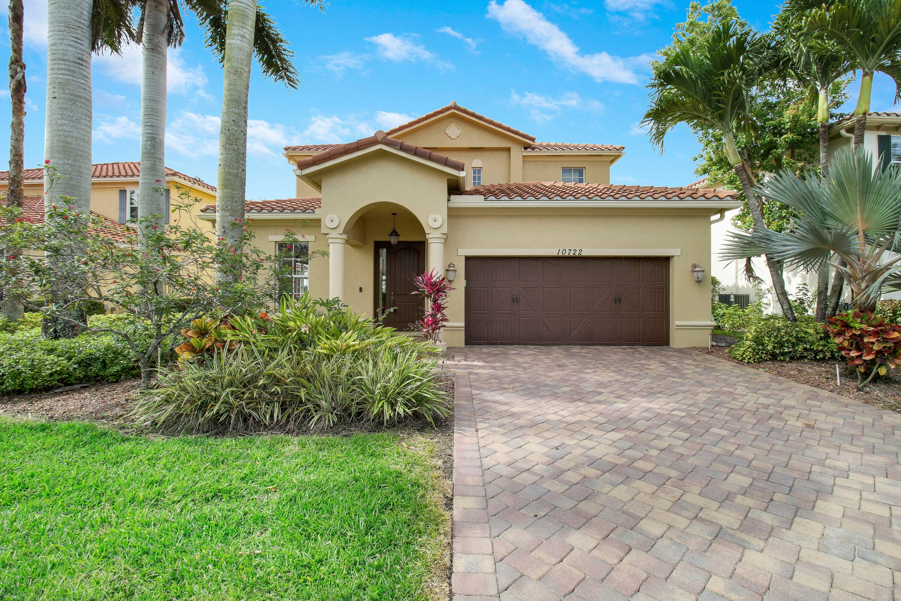 Welcome home to 10722 Willow Oak Court in beautiful Wellington, Florida.