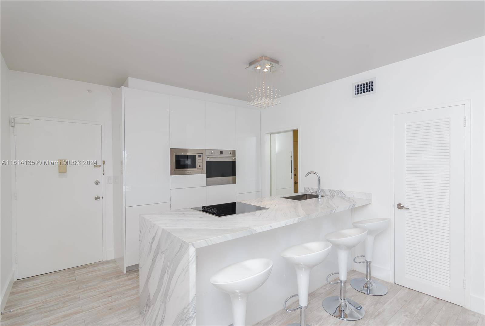 Fully upgraded 1 Bed 1 bath Den.