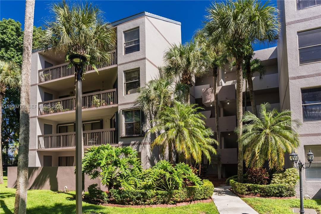 Condominium unit offering 3 bedrooms and 2 bathrooms with garden views.