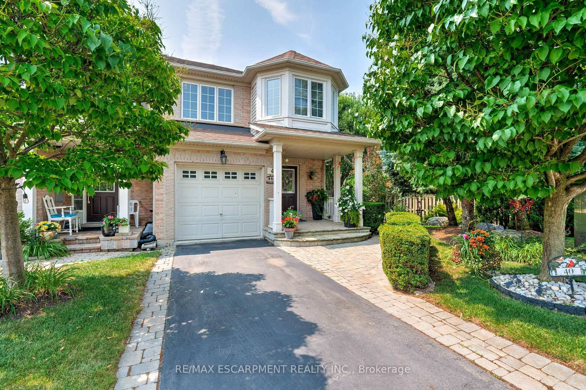 Stunning end unit townhome with low condo fees situated in Millcroft Golf community.