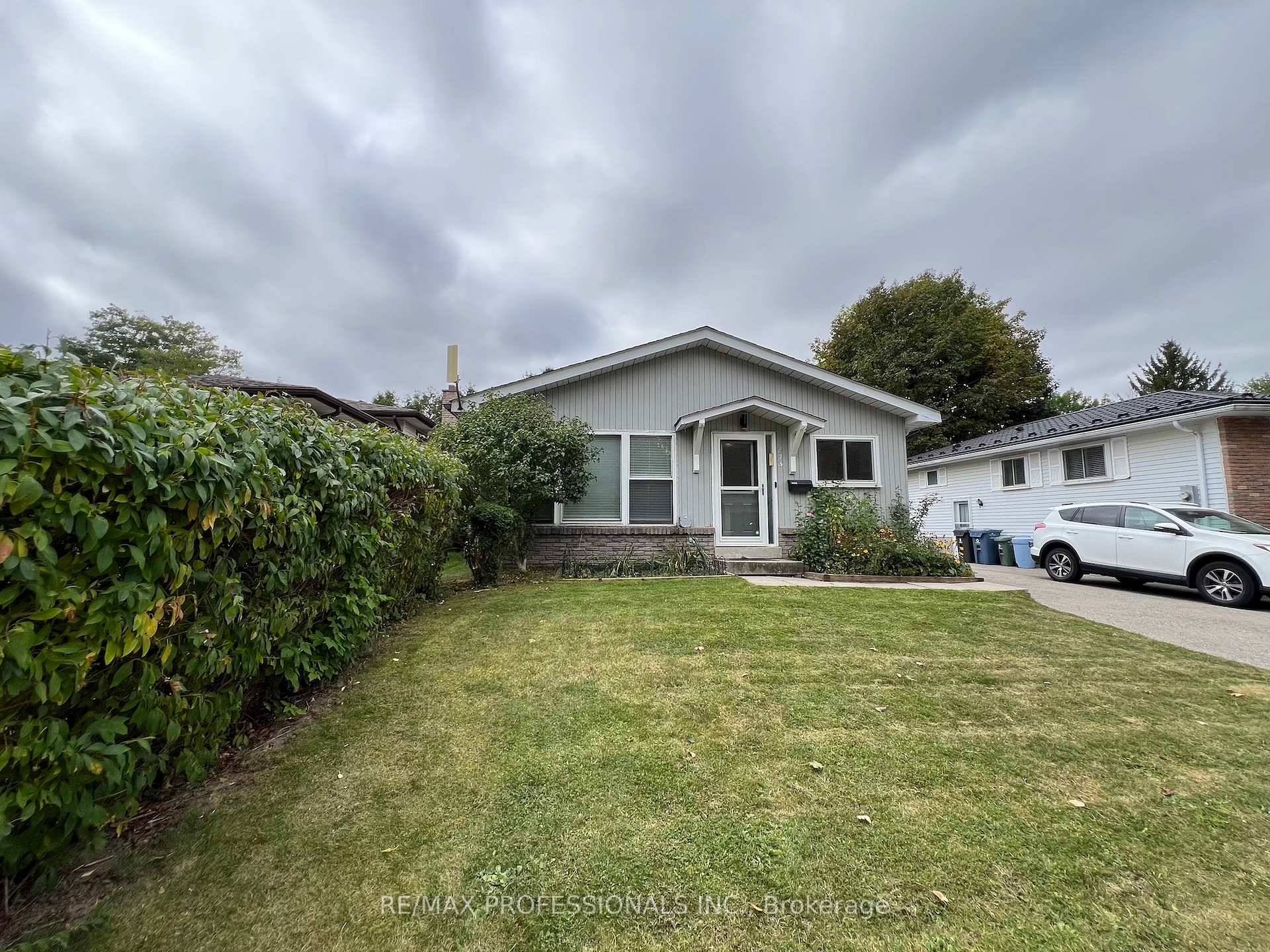 Welcome to 373 West Acres Drive, this 4 level back split is located in family friendly Parkwood Gardens.
