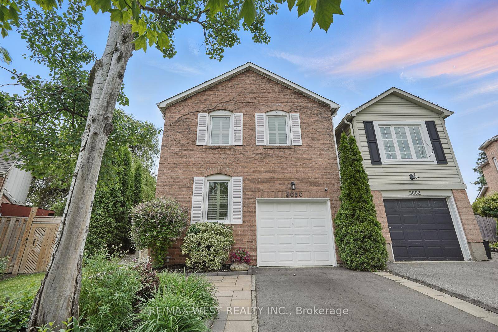 Welcome to Meadowvale and this wonderful three bedroom home, set on a quiet court with a stunning pie shaped lot and an exceptional backyard !