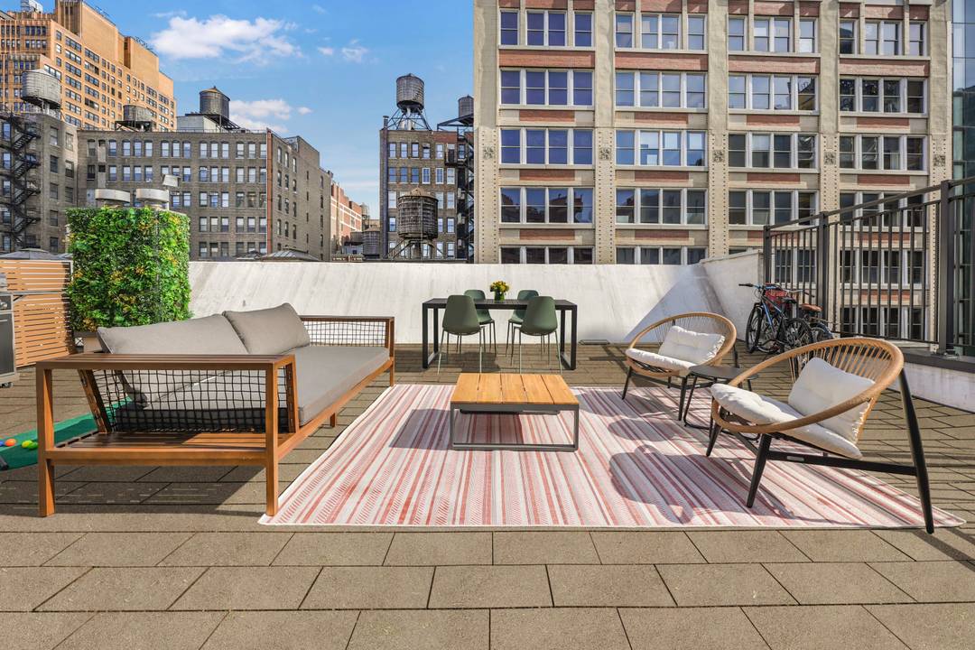 Live the loft life in prime Chelsea at 124 West 24th Street !