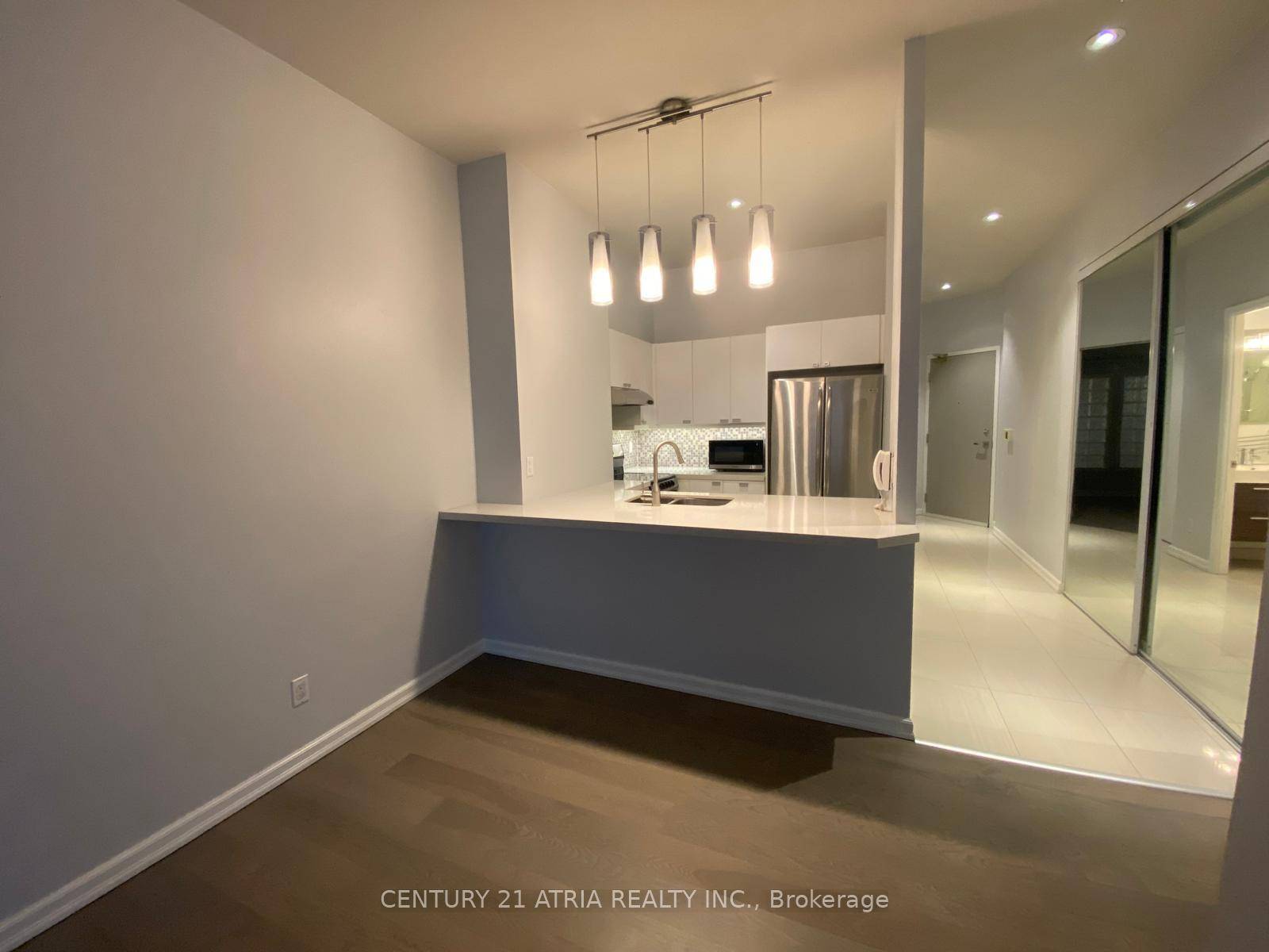 Envision living in the heart of the Financial District in one of the most professional, well managed buildings in the city.