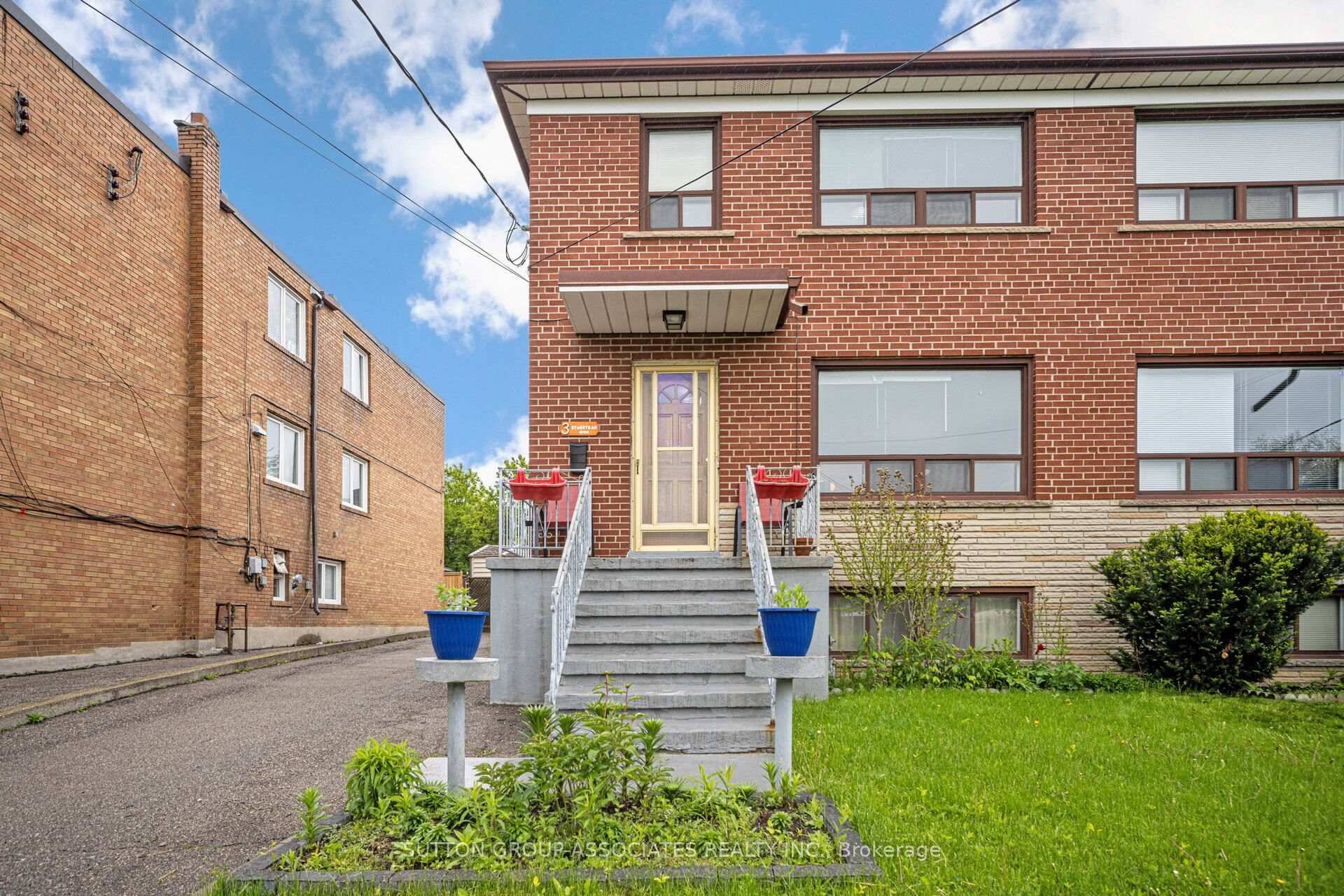 Proudly owned by the same family for over 55 years, this charming all brick 3 bedroom semi detached home is located in the desirable Bathurst Manor neighbourhood.