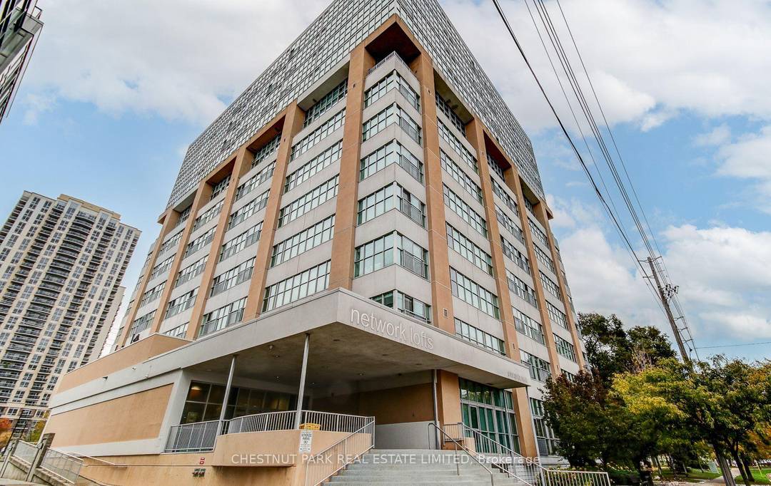 Executive Furnished Rental South Facing Penthouse Loft Experience refined urban living in this executive, fully furnished south facing penthouse loft, available for a short term lease.