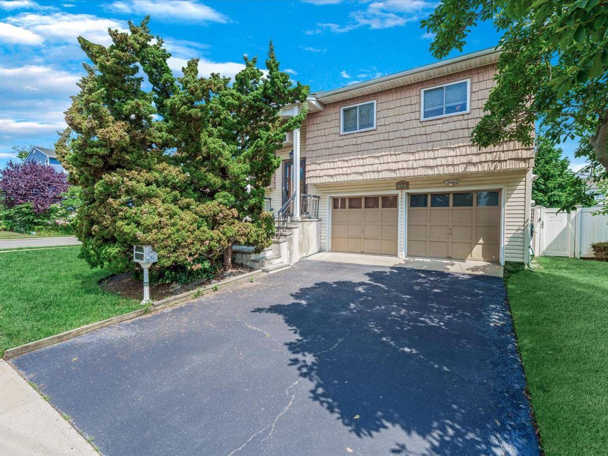 Don t miss this spacious 5 bedroom, 2 bathroom hi ranch situated on a sought after corner lot in Freeport.