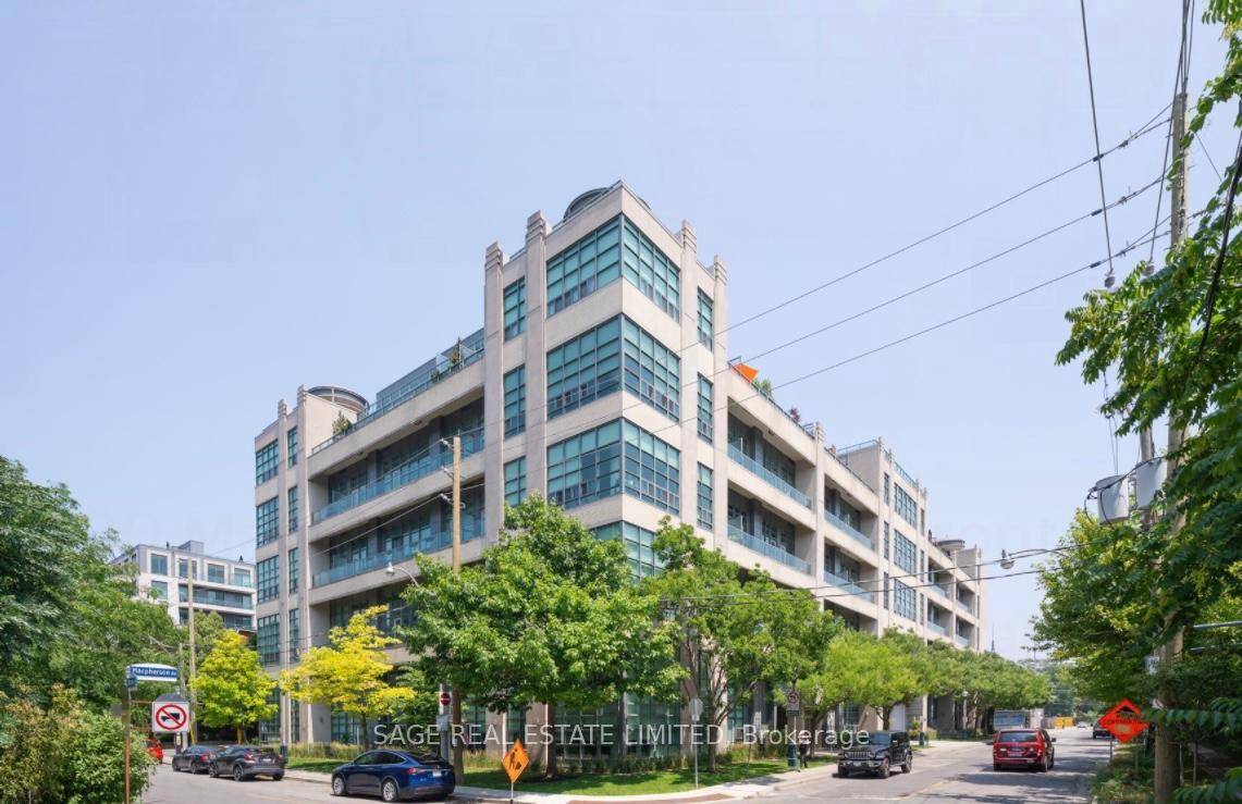 Experience sophisticated urban living in this stunning loft style suite located in the iconic Madison Avenue Lofts in one of Torontos most sought after neighbourhoods just south of Casa Loma.
