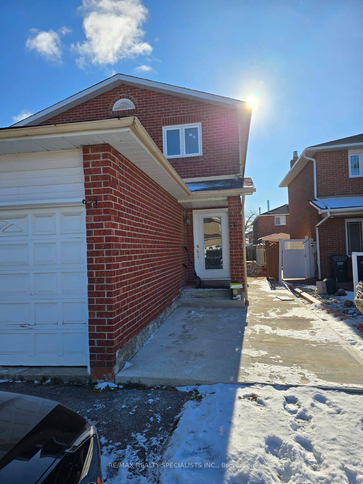Beautifully Renovated 3 Bedroom Home for Lease in Prime Brampton Location Available from November 1st !